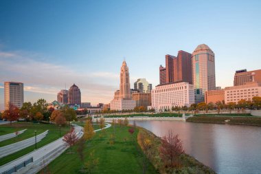 Columbus Ohio şehir merkezi. Alacakaranlıkta Skyline.