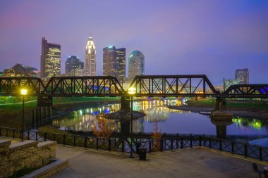 Columbus Ohio şehir merkezi. Alacakaranlıkta Skyline.