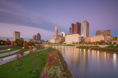 Columbus Ohio şehir merkezi. Alacakaranlıkta Skyline.