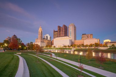 Columbus Ohio şehir merkezi. Alacakaranlıkta Skyline.