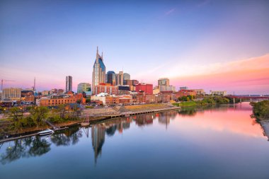 Nashville, Tennessee şehir merkezi. Cumberland Nehri ABD 'de.
