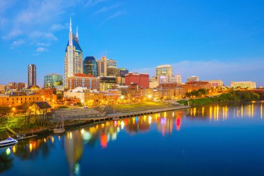 Nashville, Tennessee şehir merkezi. Cumberland Nehri ABD 'de.