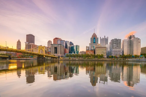 Pittsburgh Şehir Merkezinin Panoraması Alacakaranlıkta Ufuk Çizgisi — Stok fotoğraf