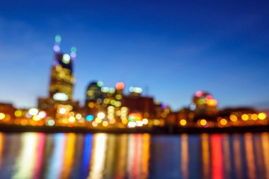 Nashville, Tennessee şehir merkezinin bulanık görüntüsü Cumberland River ile ABD 'de.