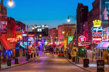 Memphis, Usa - 12 Kasım 2016 'da Beale Caddesi' ndeki ünlü blues kulüplerinin Neon tabelaları blues festivalleri ve konserlerin yapıldığı yerdir.
