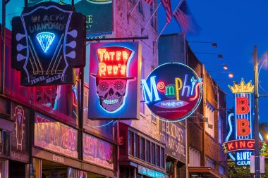 Memphis, Usa - 12 Kasım 2016 'da Beale Caddesi' ndeki ünlü blues kulüplerinin Neon tabelaları blues festivalleri ve konserlerin yapıldığı yerdir.
