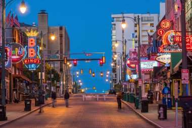 Memphis, Usa - 12 Kasım 2016 'da Beale Caddesi' ndeki ünlü blues kulüplerinin Neon tabelaları blues festivalleri ve konserlerin yapıldığı yerdir.