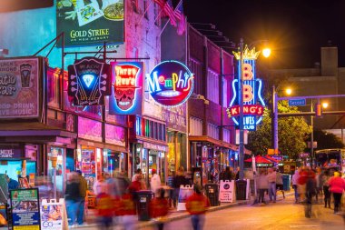 Memphis, Usa - 12 Kasım 2016 'da Beale Caddesi' ndeki ünlü blues kulüplerinin Neon tabelaları blues festivalleri ve konserlerin yapıldığı yerdir.