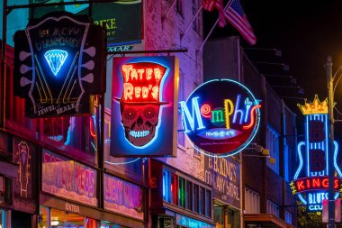 Memphis, Usa - 12 Kasım 2016 'da Beale Caddesi' ndeki ünlü blues kulüplerinin Neon tabelaları blues festivalleri ve konserlerin yapıldığı yerdir.
