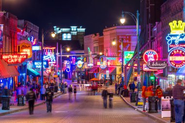 Memphis, Usa - 12 Kasım 2016 'da Beale Caddesi' ndeki ünlü blues kulüplerinin Neon tabelaları blues festivalleri ve konserlerin yapıldığı yerdir.