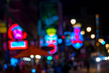 Beale Caddesi 'ndeki ünlü blues kulüplerinin bulanık görüntüleri. 