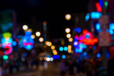 Beale Caddesi 'ndeki ünlü blues kulüplerinin bulanık görüntüleri. 