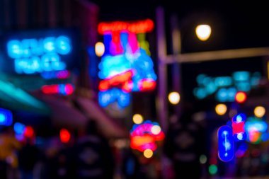 Beale Caddesi 'ndeki ünlü blues kulüplerinin bulanık görüntüleri. 