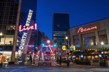 Louisville, Kentucky, Usa - 9 Kasım 2016. 4. Cadde, 9 Kasım 2016 'da Louisville Kentucky' de bulunan bir eğlence ve perakende tesisi.