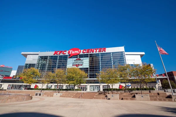 Louisville, Kentucky, Usa - 9 numara Kfc Yum! Merkez, 9 Kasım 2016 'da Louisville Üniversitesi basketbol takımının evidir..