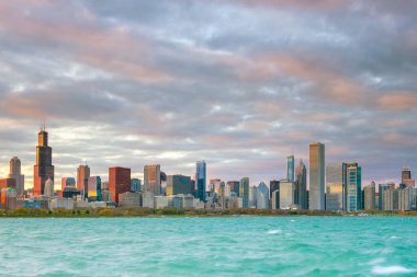 Chicago şehir merkezi, gün batımında ufuk çizgisi Illinois, ABD