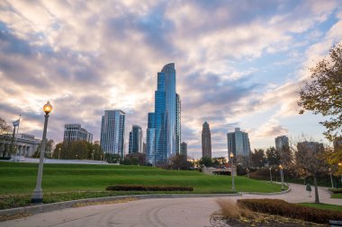 Chicago şehir merkezi, gün batımında ufuk çizgisi Illinois, ABD