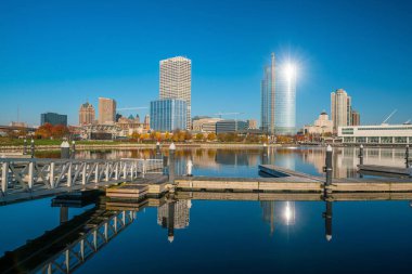 Michigan Gölü ve rıhtımında şehir yansıması olan Milwaukee silüeti.