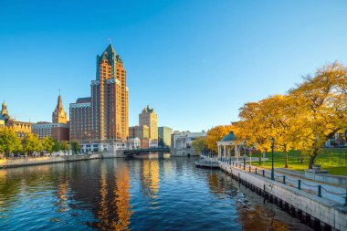 Milwaukee nehri boyunca Milwaukee, Wisconsin 'deki binalarla şehir merkezi silueti.