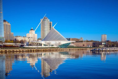 Michigan Gölü ve rıhtımında şehir yansıması olan Milwaukee silüeti.