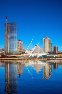 Michigan Gölü ve rıhtımında şehir yansıması olan Milwaukee silüeti.