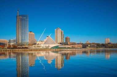 Michigan Gölü ve rıhtımında şehir yansıması olan Milwaukee silüeti.