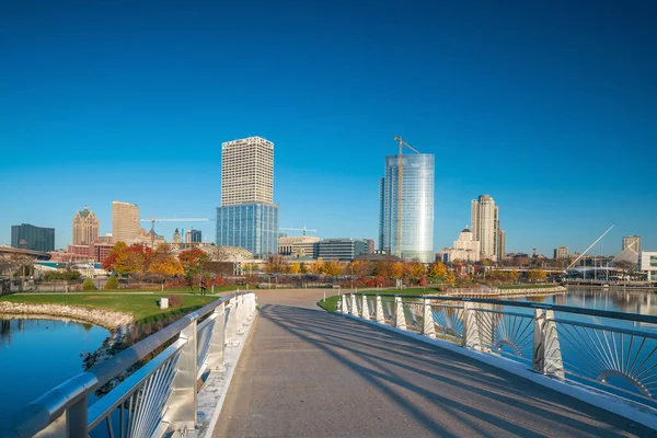 Milwaukee Ορίζοντα Αντανάκλαση Της Πόλης Στη Λίμνη Michigan Και Προβλήτα — Φωτογραφία Αρχείου