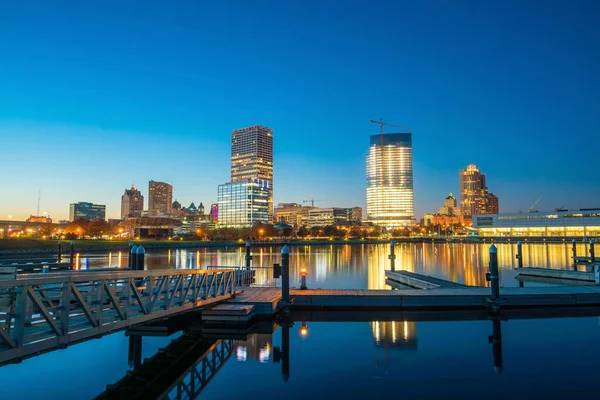 Milwaukee Panorama Zmierzchu Refleksji Miasta Jeziorze Michigan Przystani Molo — Zdjęcie stockowe