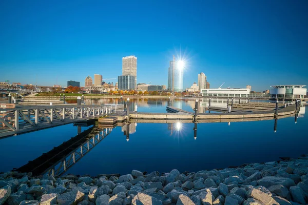 Milwaukee Városkép Tükröződéssel Michigan Tónál Kikötői Mólónál — Stock Fotó