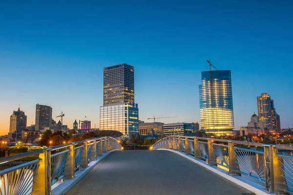 Milwaukee Skyline Der Dämmerung Mit Stadtreflexion Michigansee Und Hafenpier — Stockfoto