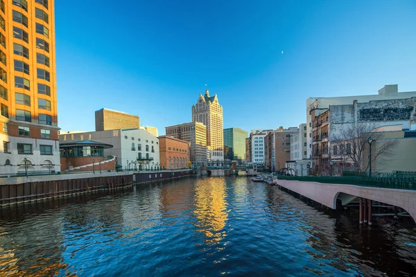 Skyline Del Centro Città Con Edifici Lungo Fiume Milwaukee Milwaukee — Foto Stock