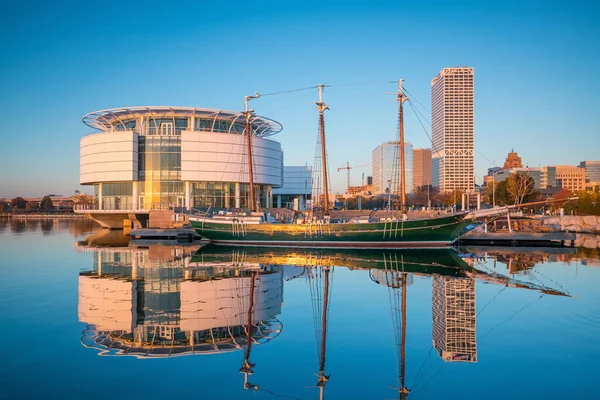 Milwaukee Panorama Zmierzchu Refleksji Miasta Jeziorze Michigan Przystani Molo — Zdjęcie stockowe