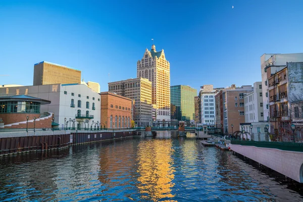 Belvárosi Városkép Épületekkel Milwaukee Folyó Mentén Milwaukee Wisconsin — Stock Fotó