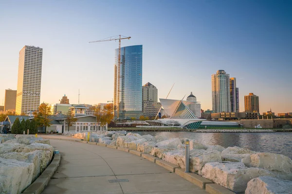 Horizonte Milwaukee Crepúsculo Con Reflejo Ciudad Lago Michigan Muelle Del — Foto de Stock