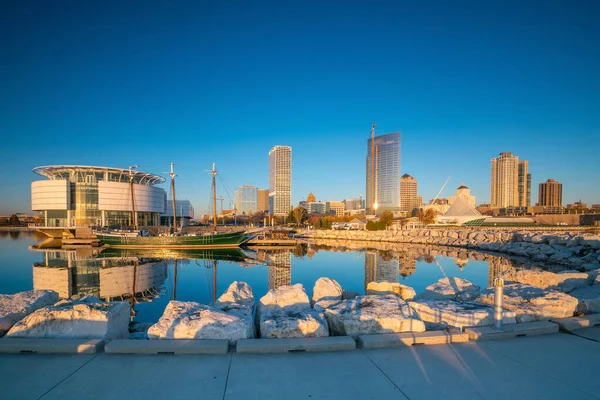 Skyline Milwaukee Crepuscolo Con Riflesso Della Città Nel Lago Michigan — Foto Stock