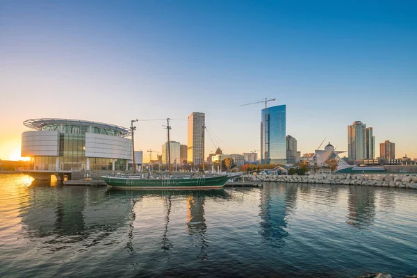 Skyline Milwaukee Crepuscolo Con Riflesso Della Città Nel Lago Michigan — Foto Stock