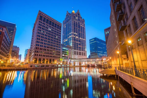 Belvárosi Városkép Épületekkel Milwaukee Folyó Mentén Éjjel Milwaukee Ban Wisconsinban — Stock Fotó