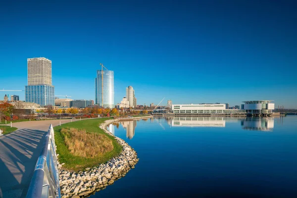 Milwaukee Városkép Tükröződéssel Michigan Tónál Kikötői Mólónál — Stock Fotó