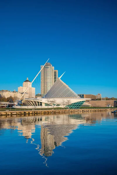 Skyline Milwaukee Con Reflejo Ciudad Lago Michigan Muelle Del Puerto —  Fotos de Stock