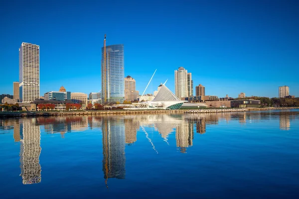 Skyline Milwaukee Con Riflesso Della Città Nel Lago Michigan Molo — Foto Stock