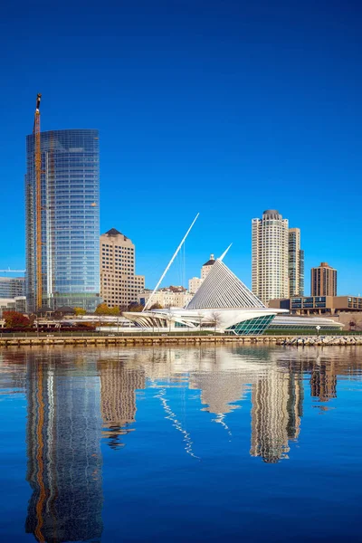 Milwaukee Panorama Odbiciem Miasta Jeziorze Michigan Przystani Molo — Zdjęcie stockowe