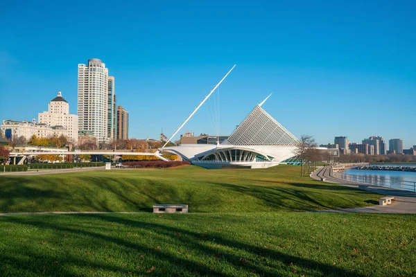 Michigan Gölü ve rıhtımında şehir yansıması olan Milwaukee silüeti.
