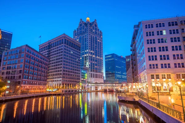 Milwaukee Nehri Boyunca Geceleri Wisconsin Milwaukee Gökdelenler Olan Şehir Merkezi — Stok fotoğraf