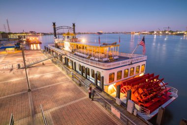 New Orleans kürek vapuru Mississippi nehrinde New Orleans, Lousiana