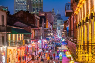 New Orleans, ABD 'de Fransız Mahallesi' nde neon ışıkları olan bar ve barlar.