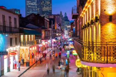 New Orleans, ABD 'de Fransız Mahallesi' nde neon ışıkları olan bar ve barlar.