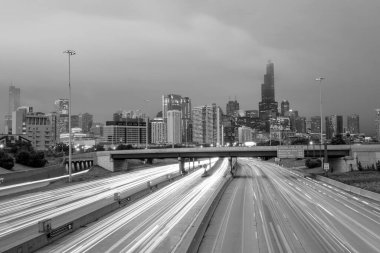 Chicago şehir manzarası ile karayolu ve trafik alacakaranlıkta.