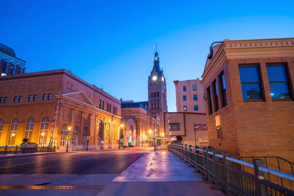 Downtown Skyline Com Edifícios Longo Rio Milwaukee Noite Milwaukee Wisconsin — Fotografia de Stock