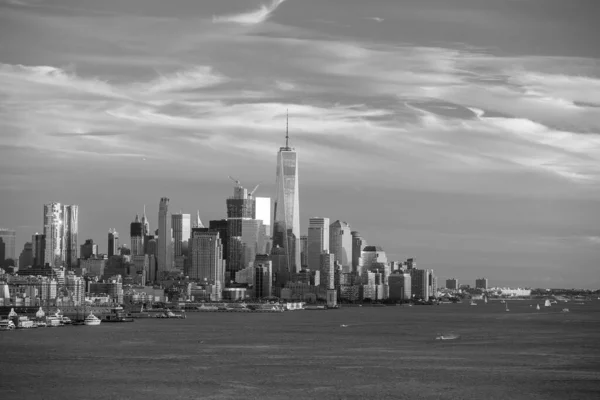 日没ニューヨーク市のダウンタウンマンハッタンのスカイライン — ストック写真