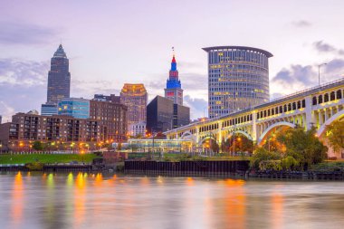 Ohio 'daki Cleveland şehrinin ufuk çizgisi Alacakaranlıkta ABD